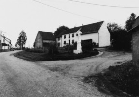 La croix se situe dans le hameau d'Unterecke, en bordure de la rue de l'église (photographie du service régional de l'inventaire de Lorraine).