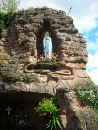 La statue de la Sainte Vierge domine la grotte.