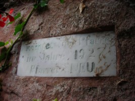 Apposée à l'intérieur de la grotte, une plaque en marbre précise les conditions de son érection.