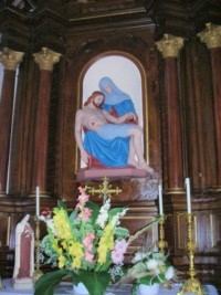 Une statue de la Pietà trône sur l'autel latéral gauche.