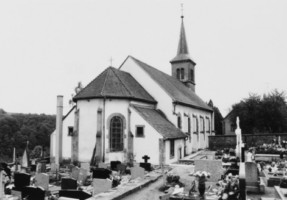 Le chevet de l'église et le cimetière (photographie du service régional de l'invenaire de Lorraine).