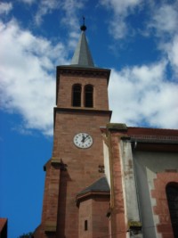 Située à quelques dizaines de mètres seulement de l'Allemagne, l'église Saint-Vincent-de-Paul et son fier clocher dominent le village de Rolbing et ses différents écarts.