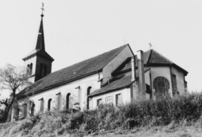 L'église depuis le Sud-Est (photographie du service régional de l'invenaire de Lorraine).