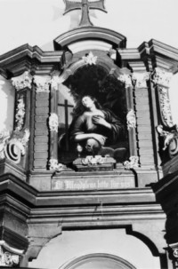 Détail du fronton du retable de l'autel latéral gauche (photographie du service régional de l'invenaire de Lorraine).