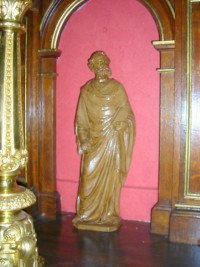 Les statues des quatres saints Évangélistes sont situées dans des niches du maître-autel.