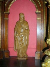 Les statues des quatres saints Évangélistes sont situées dans des niches du maître-autel.
