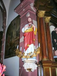 Une statue du Sacré-Cœur de Jésus est située à droite de l'arc triomphal.