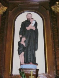 La statue de saint Vincent de Paul, patron de l'église, occupe la niche du retable de l'autel latéral droit.