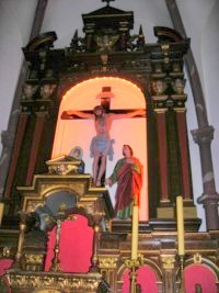 Le groupe de la Crucifixion domine le maître-autel.