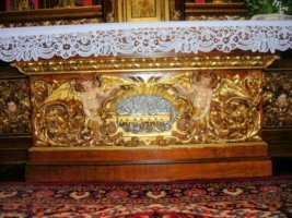 Le tombeau du maître-autel représente l'Agneau pascal et des anges adorateurs.