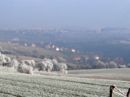 Le village de Rolbing et ses annexes sous le givre hivernal.