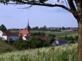Le centre du village de Rolbing et l'église Saint-Vincent-de-Paul à gauche, tandis que domine, tout près, le village allemand de Riedelberg et la silhouette de son église catholique (photographie de " P2911 ").