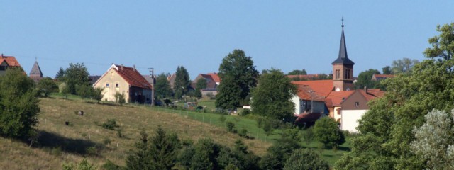Panorama : le hameau du Gertzberg et l'église Saint-Vincent-de-Paul de Rolbing au premier plan, avec le village allemand de Riedelberg à l'arrière-plan (photographie de " P2911 ").
