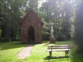 La chapelle des Saints se situe à la lisière du bois du Grossenwald, à droite de la route menant de Schweyen à Rolbing.