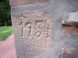 La date " 1954 " est gravée sur une des pierres de la chapelle. Elle rappelle la reconstruction de l'oratoire après la seconde guerre mondiale.