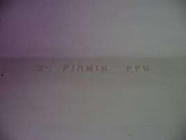 Des invocations sont inscrites sur les murs de la chapelle : ici, à saint Pirmin.
