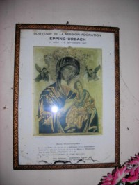 Une image, souvenir d'une mission prêchée dans la paroisse d'Epping en 1947, est accrochée au mur Nord de la chapelle.