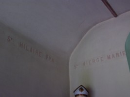 Des invocations sont inscrites sur les murs de la chapelle : ici, à saint Hilaire.