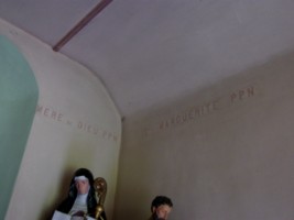Des invocations sont inscrites sur les murs de la chapelle : ici, à sainte Marguerite.