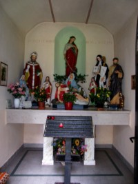 Plusieurs statues sont vénérées dans la chapelle des Saints.