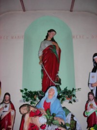 La statue de sainte Marguerite, dominant le dragon, surplombe le petit sanctuaire de la chapelle des saints à Schweyen.