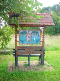 Un panneau signale le site de la chapelle, à l'extérieur de la forêt.