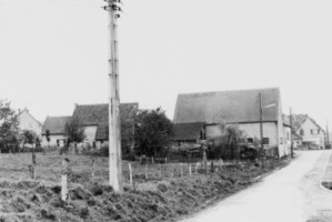 La croix se situe dans le prolongement de la rue de l'école (photographie du service régional de l'inventaire de Lorraine).