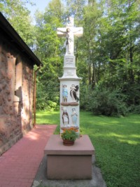 Une croix de chemin se dresse tout près de la chapelle des Saints, à Schweyen, à laquelle elle a sans doute donné son nom.