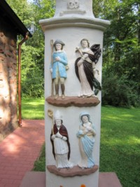 Quatre saints sont représentés sur le fût-stèle de la croix.