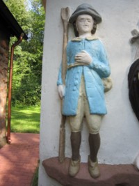 Saint Wendelin est aisément identifiable grâce à son habit de berger.