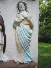 La Vierge du Calvaire est présente au pied de la Croix.