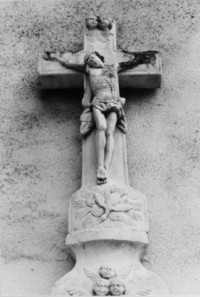 Le croisillon de la croix est dominé par deux têtes d'angelots ailées (photographie du service régional de l'inventaire).