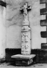 La croix adossée à la façade de l'église de Schweyen date sans doute de la première moitié du XIXe siècle (photographie du service régional de l'inventaire).