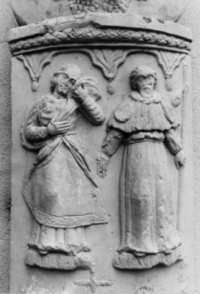 Sainte Apolline et saint Jacques sont représentés sur le registre supérieur du fût (photographie du service régional de l'inventaire).