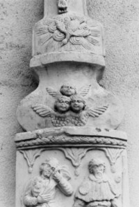 Trois têtes d'angelots ailées sont représentés sur le fût, dominées par la colombe du Saint-Esprit (photographie du service régional de l'inventaire).