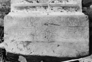 Une inscription située à la base du fût précise les conditions d'érection de la croix (photographie du service régional de l'inventaire).
