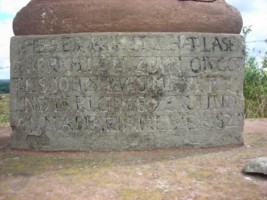 Une inscription, à la base du fût, rappelle les conditions d'érection de la croix.