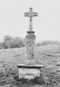 La croix date de la première moitié du XIXe siècle (photographie du service régional de l'inventaire).