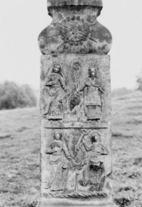 Quatre personnages sont représentés en deux registres sur le fût-stèle (photographie du service régional de l'inventaire).