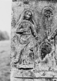 Détail du fût-stèle : représentation de la Très Sainte Vierge (photographie du service régional de l'inventaire).