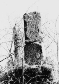 Les vestiges de la croix gisaient, entassés (photographie du service régional de l'inventaire).