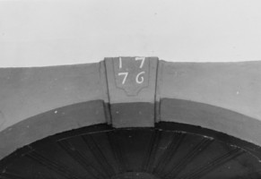 La clef de la porte de la nef indique la date 1776 (photographie du service régional de l'inventaire de Lorraine).