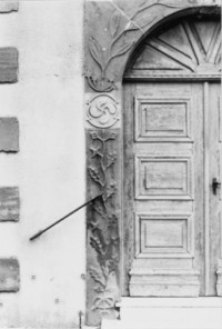 Le piédroit gauche du portail occidental (photographie du service régional de l'inventaire de Lorraine).