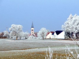 Le village de Schweyen et l'église Saint-Wendelin en hiver.