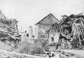 L'église Saint-Pierre après les bombardements de 1945.