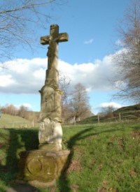 Une croix de chemin, datant du milieu du XIXe siècle, est érigée à proximité du moulin d'Eschviller, sur le ban de la commune de Volmunster.