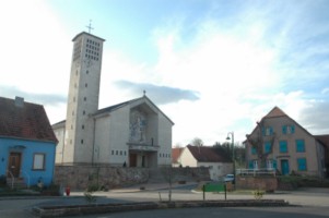 Totalement détruite lors de la seconde guerre mondiale, l'église Saint-Pierre de Volmunster est reconstruite en 1957 sur des plans de Roger Sarrailh, architecte à Bitche.