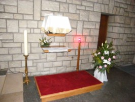 Le tabernacle est situé à droite, dans le chœur.