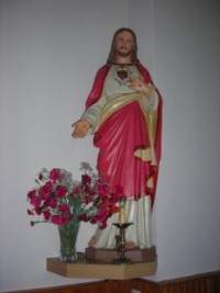 Une statue du Sacré-Cœur de Jésus est située dans la chapelle.