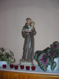 Une statuette représente saint Antoine de Padoue au fond de la chapelle d'Eschviller, à Volmunster.